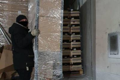 Более 100 тонн санкционных фруктов задержали смоленские таможенники на территории региона