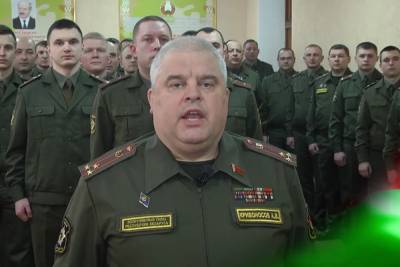 Белорусские военные делились друг с другом энергией от рукопожатия Лукашенко