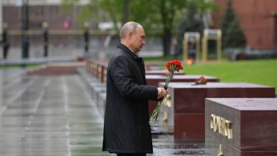 Путин принял участие в церемонии возложения цветов у Кремлевской стены