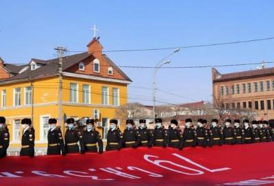 Активисты Уссурийска развернули гигантское Знамя Победы