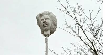Копье со скульптурой головы Маргарет Тэтчер установили в ее родном городе