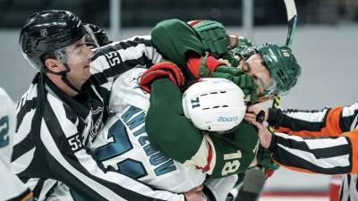 Российскому защитнику Кныжову разбили нос в первой драке в НХЛ