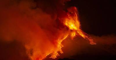 Облака пепла и тонны лавы: на Сицилии уже в четвертый раз за неделю произошло извержение вулкана Этна