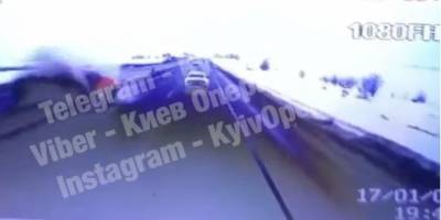 Появилось видео масштабного ДТП с погибшими на трассе Киев-Чернигов