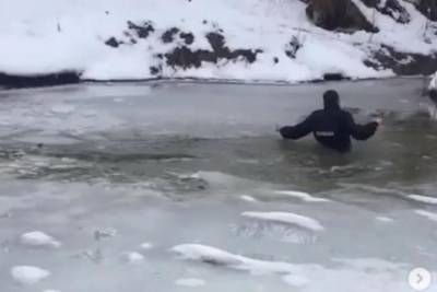 На Кубани участковый, ломая лёд руками, вытащил человека из реки