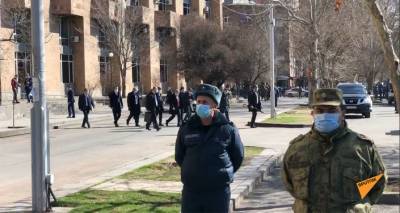 Пашинян покинул здание правительства в сопровождении охраны под крики "предатель" - видео