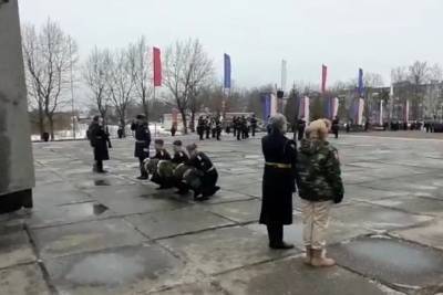 Парад проходит у стелы в честь первых боёв Красной Армии в Пскове