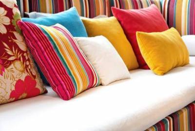 Как выбрать подходящие декоративные подушки на диване