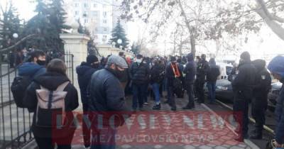 В Одессе объявляют приговор Стерненко: под судом собрались активисты (фото, видео)
