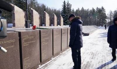 Глава Башкирии возложил цветы к памятнику землякам-героям в честь праздника