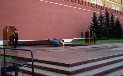 Члены КПРФ планируют возложить цветы к могиле Неизвестного солдата и памятнику маршалу Жукову