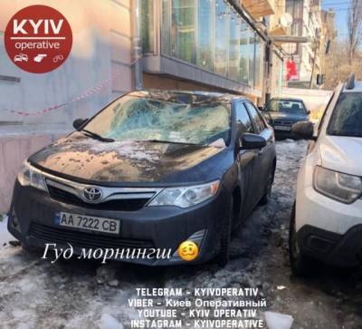 В Киеве огромные сосульки и глыбы снега падают с крыш домов и уродуют авто (ФОТО)