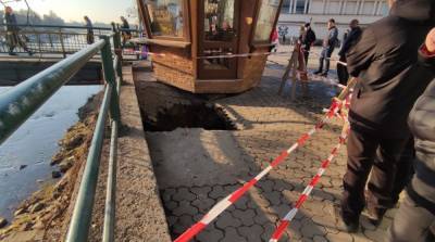 В центре Ужгорода образовалась яма из-за обвала брусчатки