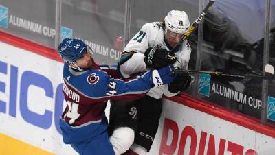 Кныжову разбили лицо в драке во время матча НХЛ