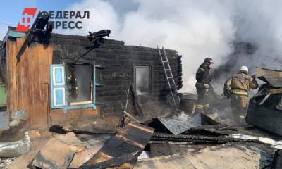 В Новосибирске спасатели ищут тела трех детей в обгоревшем частном доме