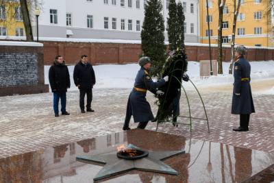 Губернатор Смоленской области возложил цветы и венки к Вечному огню в сквере Памяти Героев