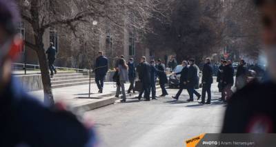 Никол Пашинян покинул здание правительства в сопровождении охраны под крики "предатель"