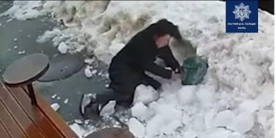 В Киеве на улице Прорезной снежный комок травмировал женщину, упав ей на голову, видео - ТЕЛЕГРАФ