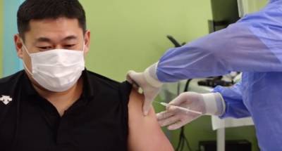 В Монголии стартовала вакцинация: первым привился премьер-министр