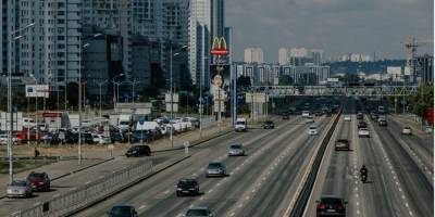 В Киеве планируют реконструировать ряд магистральных улиц и установить новые знаки, табло и светофоры — список участков