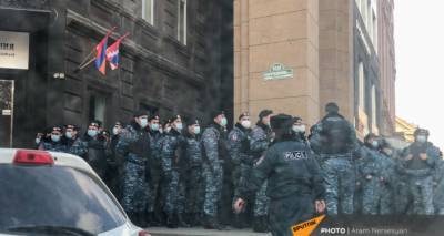 В ожидании акции протеста: к зданиям правительства в Ереване стянуты силы полиции