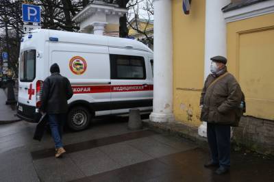 За прошедшие сутки в Петербурге зафиксировали 913 случаев коронавируса
