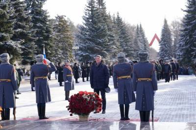 Глава Башкирии Радий Хабиров возложил цветы к Вечному огню в уфимском парке Победы