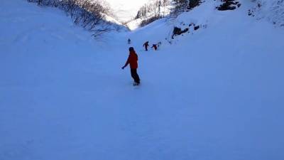 Лыжник упал в 8-метровую яму, катаясь на неподготовленной трассе в Сочи