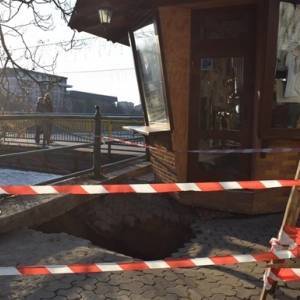 В Ужгороде на пешеходной зоне образовалась четырехметровая яма. Фото