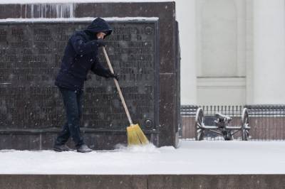 Убирать снег с улиц Петербурга вышли 7,2 тысяч дворников