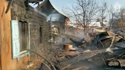 С cгоревшем доме найдены останки двух детей, третьего погибшего ищут
