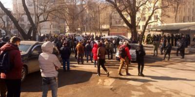 Приговор Стерненко: под зданием суда в Одессе произошли столкновения с полицией