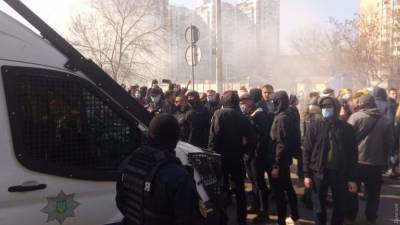 Приговор Стерненко: Под зданием суда жгут шины и рвутся взрывпакеты