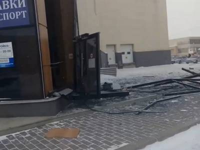 В Челябинской области шквалистый шквалистый ветер снес входную группу торгового центра