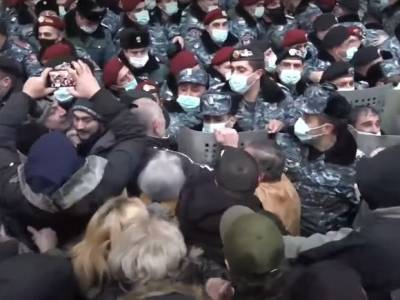 В Ереване жестко задерживают протестующих на акции против Пашиняна (видео)
