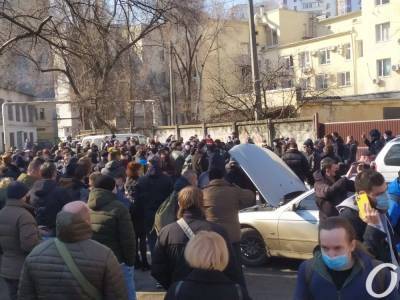 Приговор Стерненко: сторонники подсудимого вступили в стычку с полицией блокировали выезд автозака (видео)