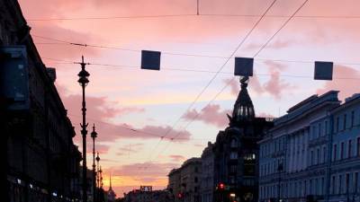 Петербург встретил День защитника Отечества невероятно красочным алым рассветом