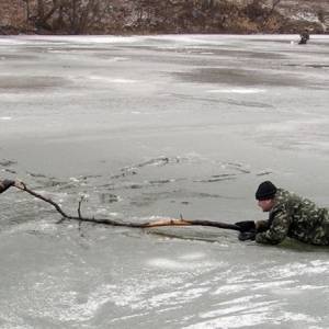 Запорожцев предупреждают об опасности на льду