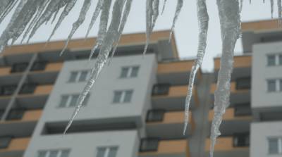В Киеве из-за обрушения льда с крыши снова травмировался человек