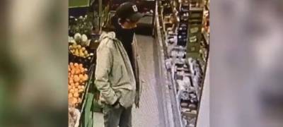 Человека в кепке заподозрили в краже продуктов из магазина Петрозаводска - и теперь ищут (ВИДЕО)