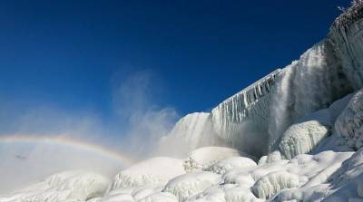Ледяная радуга: Ниагарский водопад на границе США и Канады замерз (Фото)