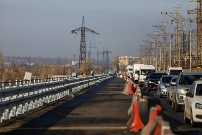 В Волгограде на мосту через ГЭС продолжается капитальный ремонт