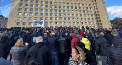 Сторонники оппозиции собираются у здания правительства в Тбилиси