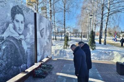 Александр Никитин возложил цветы к тамбовскому триптиху «Стена памяти» в рамках всероссийской акции «Защитим память героев»