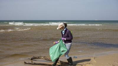 Добровольцы спасают побережье от загрязнения