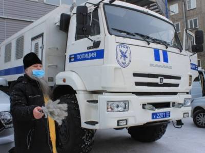 "Освящение колесницы": Иеромонах освятил автозаки службы наркоконтроля в Улан-Удэ