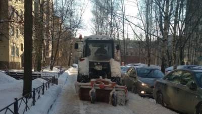 Убирать выпавшие в Петербурге 25 см снега отправили 7500 дворников