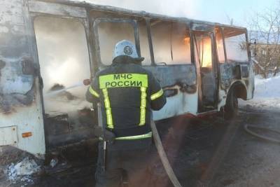 В Киржачском районе прямо посреди улицы дотла сгорел автобус