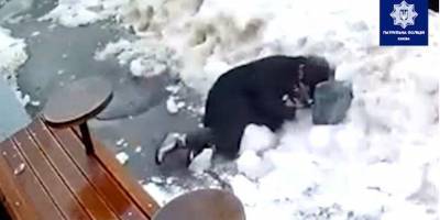 В центре Киева на женщину упала ледяная глыба — видео
