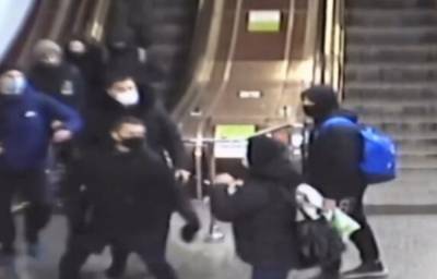 "Помидорный безумец" орудует возле метро в Харькове, фото: жителям сделали предупреждение